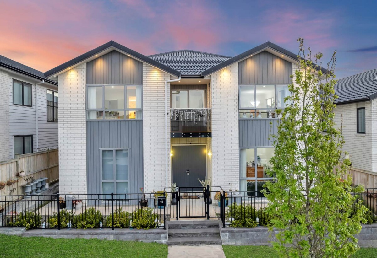 7 beds house with 2 bedroom granny & 2 kitchens, 15 Uru Drive, Flat Bush, Auckland