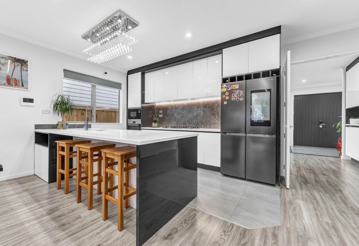 7 beds house with 2 bedroom granny & 2 kitchens, 15 Uru Drive, Flat Bush, Auckland