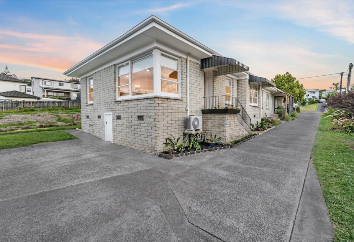 2/15 Woodall Place, Totara Vale, Auckland