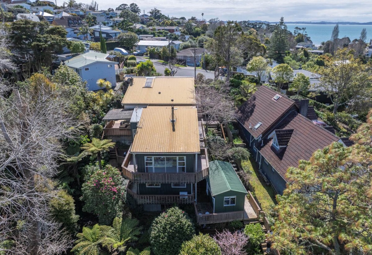 Macleans College, 4 beds 2 baths house with double garage on 1305m2 section, close to beaches, schools, shops, 0.5 km to Mellons Bay School, 1.1 km to Macleans College, 1.4 km to Bucklands Beach Intermediate, 29 Colmar Road, Mellons Bay, Auckland