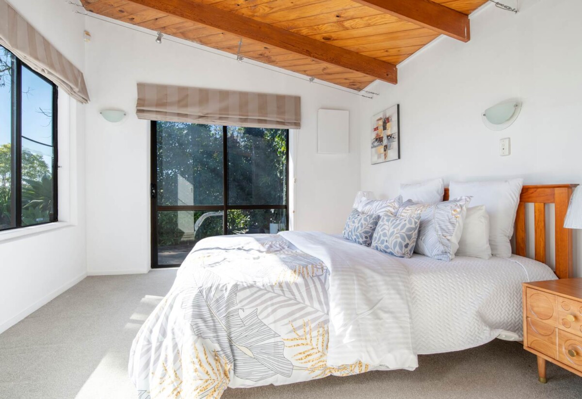 Macleans College, 4 beds 2 baths house with double garage on 1305m2 section, close to beaches, schools, shops, 0.5 km to Mellons Bay School, 1.1 km to Macleans College, 1.4 km to Bucklands Beach Intermediate, 29 Colmar Road, Mellons Bay, Auckland