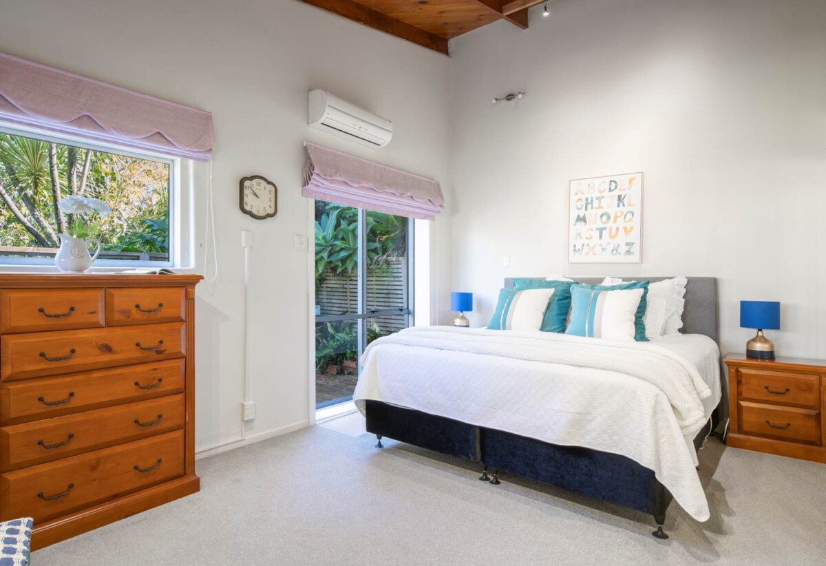 Macleans College, 4 beds 2 baths house with double garage on 1305m2 section, close to beaches, schools, shops, 0.5 km to Mellons Bay School, 1.1 km to Macleans College, 1.4 km to Bucklands Beach Intermediate, 29 Colmar Road, Mellons Bay, Auckland