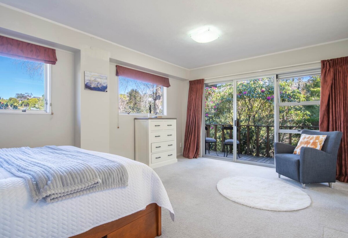 Macleans College, 4 beds 2 baths house with double garage on 1305m2 section, close to beaches, schools, shops, 0.5 km to Mellons Bay School, 1.1 km to Macleans College, 1.4 km to Bucklands Beach Intermediate, 29 Colmar Road, Mellons Bay, Auckland