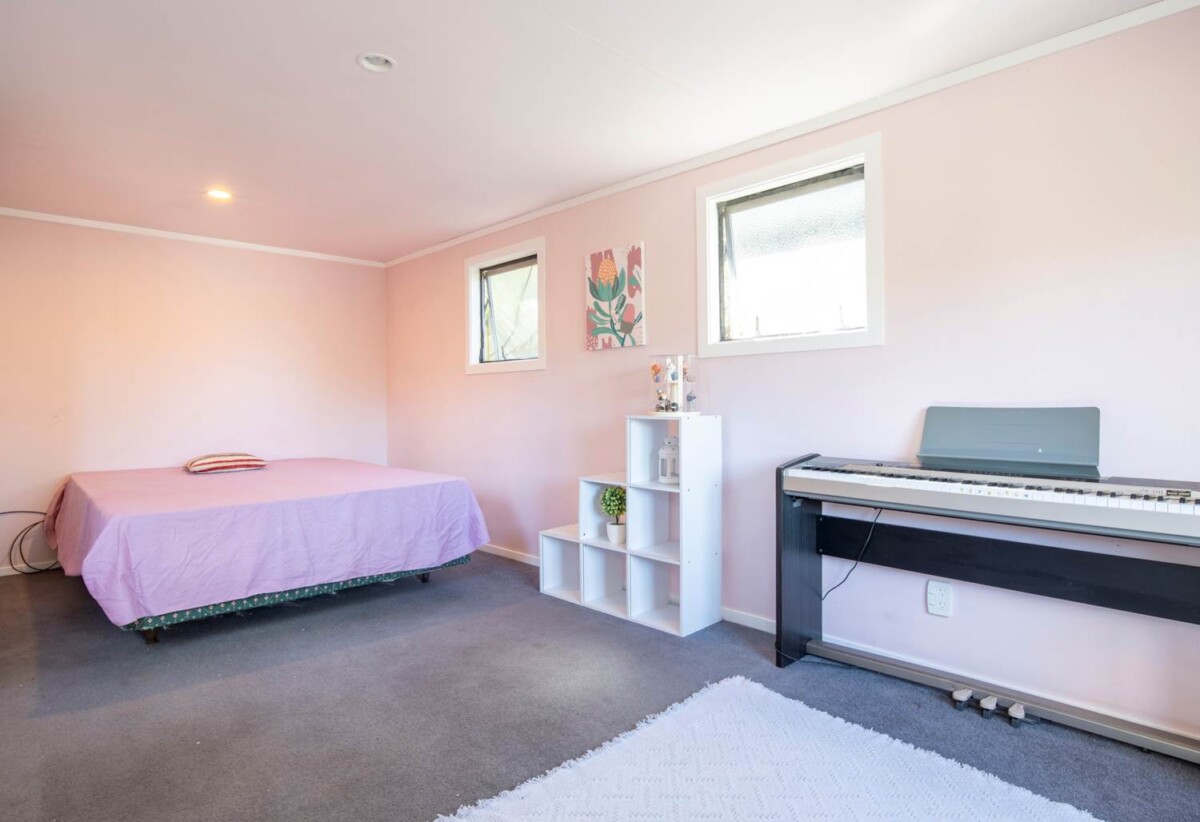 Macleans College, 4 beds 2 baths house with double garage on 1305m2 section, close to beaches, schools, shops, 0.5 km to Mellons Bay School, 1.1 km to Macleans College, 1.4 km to Bucklands Beach Intermediate, 29 Colmar Road, Mellons Bay, Auckland