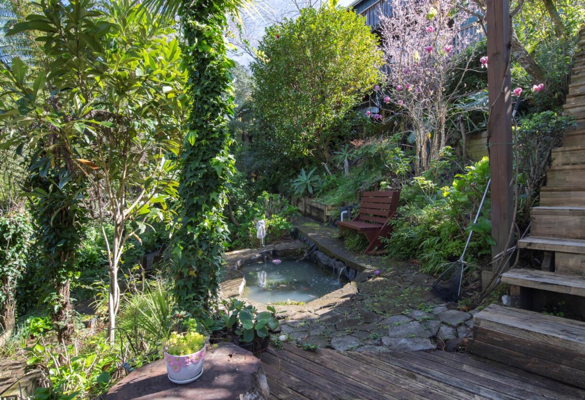 Macleans College, 4 beds 2 baths house with double garage on 1305m2 section, close to beaches, schools, shops, 0.5 km to Mellons Bay School, 1.1 km to Macleans College, 1.4 km to Bucklands Beach Intermediate, 29 Colmar Road, Mellons Bay, Auckland