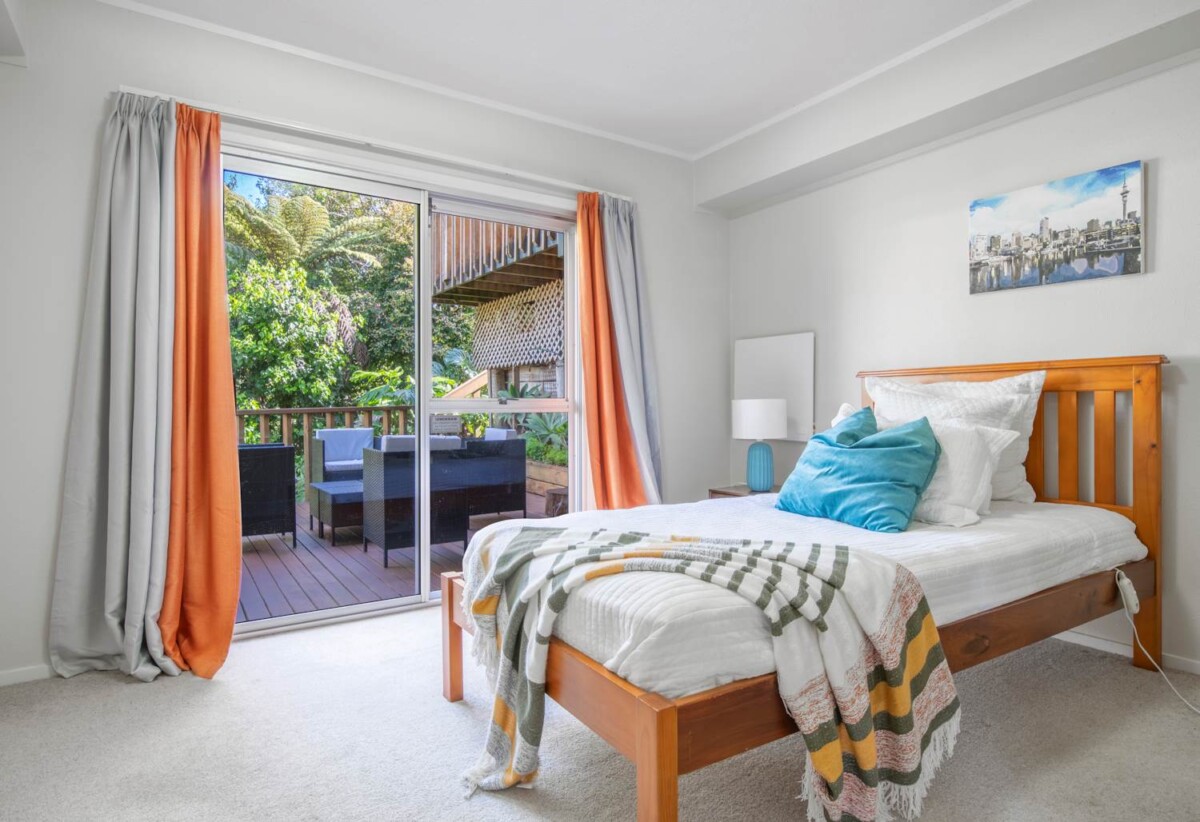 Macleans College, 4 beds 2 baths house with double garage on 1305m2 section, close to beaches, schools, shops, 0.5 km to Mellons Bay School, 1.1 km to Macleans College, 1.4 km to Bucklands Beach Intermediate, 29 Colmar Road, Mellons Bay, Auckland