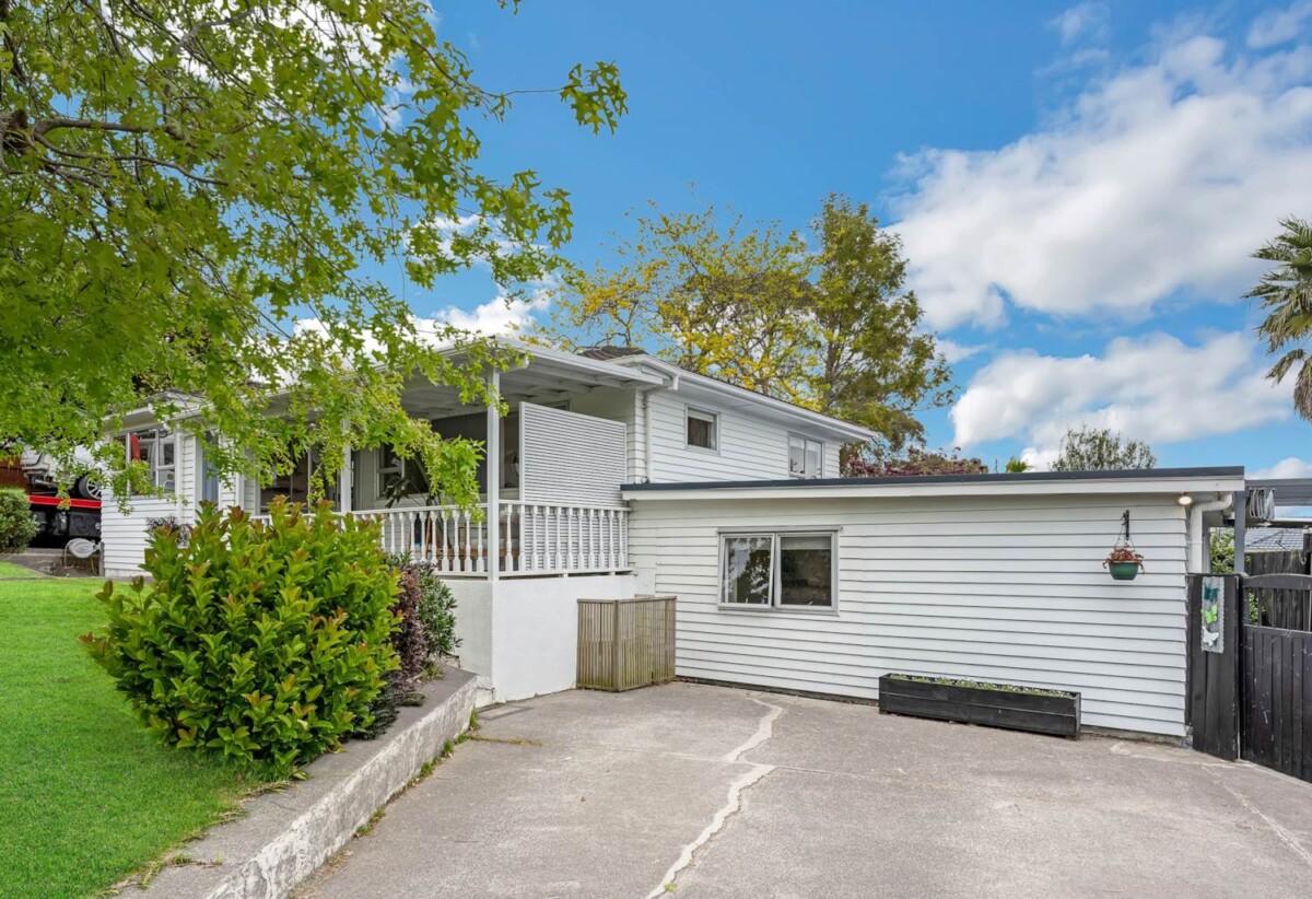 For rent, 4 bedrooms 2 bathrooms house plus a study, 3 Malvina Place, Bucklands Beach, Auckland, available 3rd October