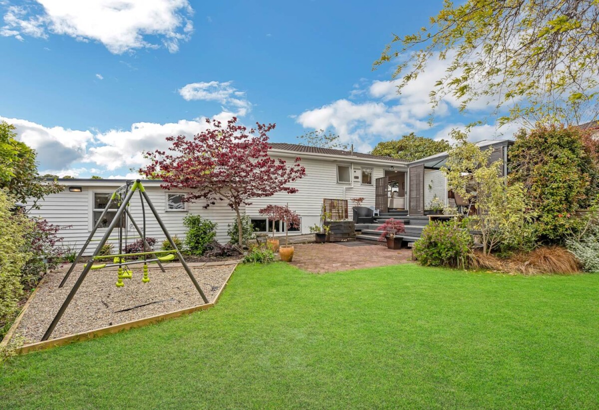 For rent, 4 bedrooms 2 bathrooms house plus a study, 3 Malvina Place, Bucklands Beach, Auckland, available 3rd October