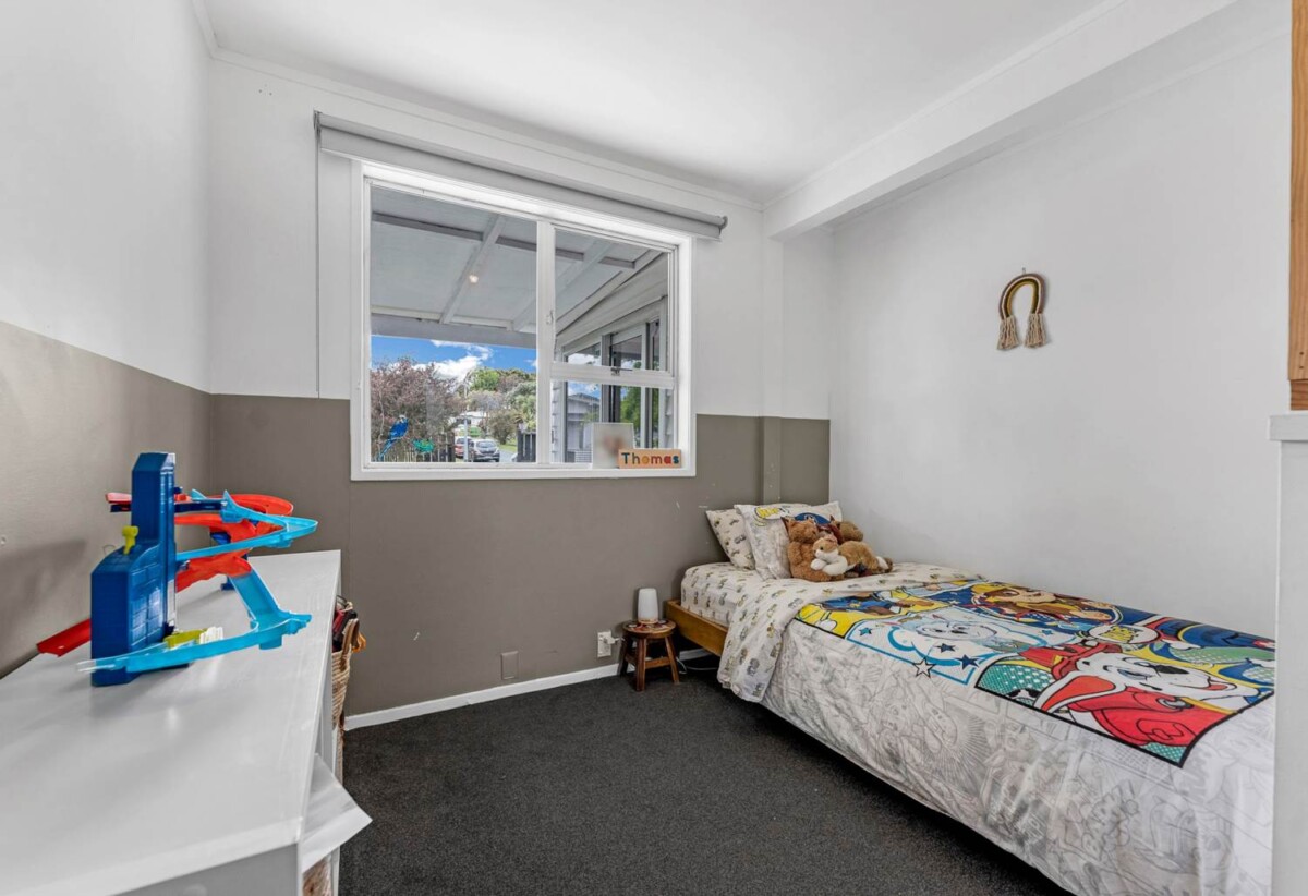 For rent, 4 bedrooms 2 bathrooms house plus a study, 3 Malvina Place, Bucklands Beach, Auckland, available 3rd October
