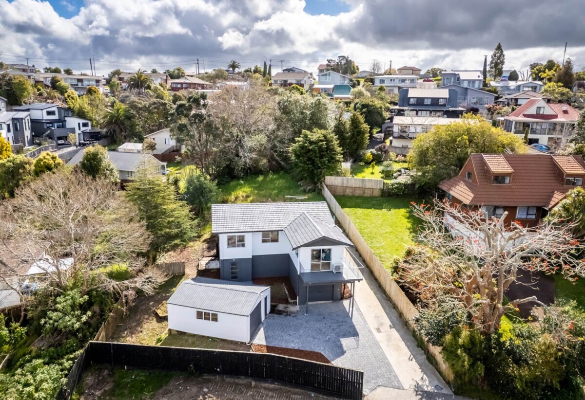 Renovated, 10 Tableau Place, Totara Vale, Auckland