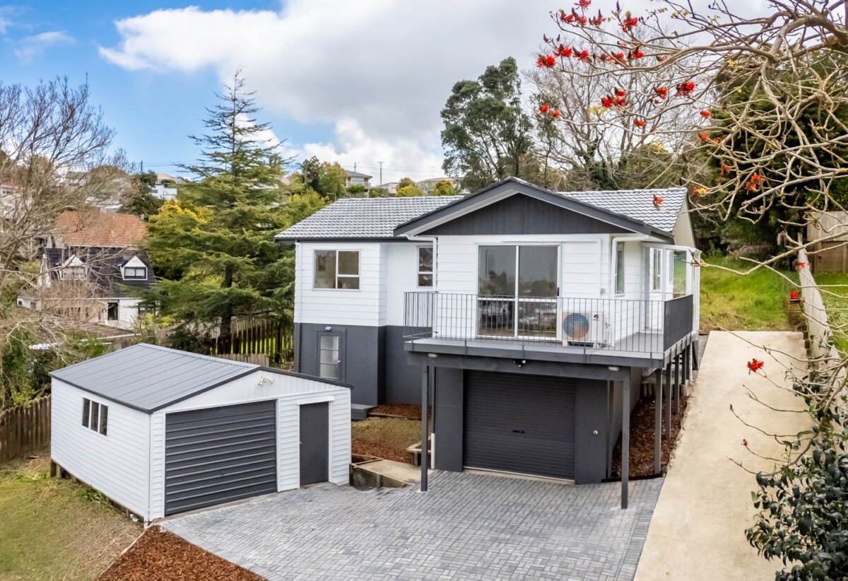 Renovated, 10 Tableau Place, Totara Vale, Auckland