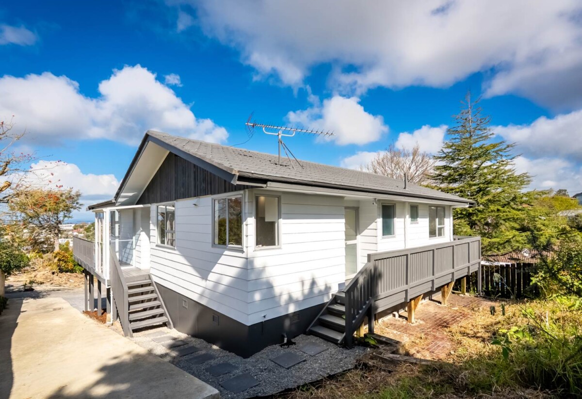 Renovated, 10 Tableau Place, Totara Vale, Auckland