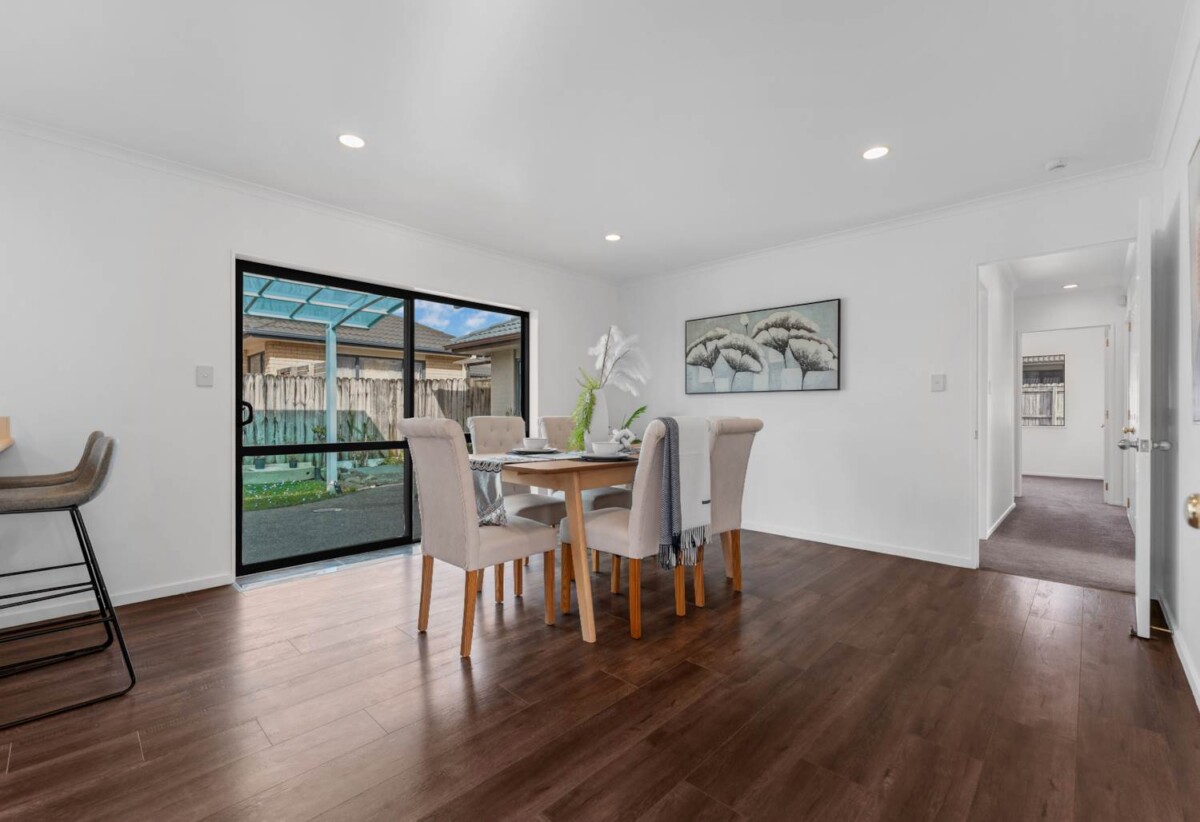Botany Downs Secondary College zone, brick and tile 4 beds house on 471m2 section, 533 Chapel Road, East Tamaki, Auckland