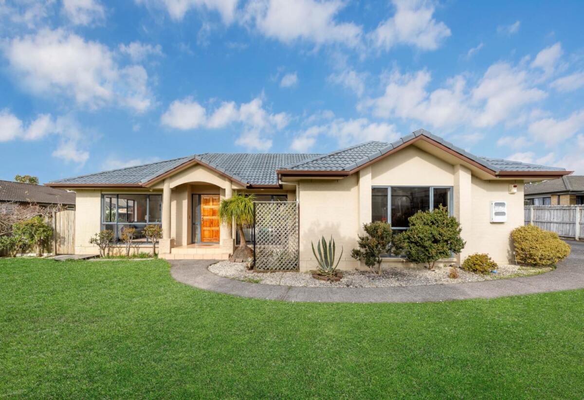 Botany Downs Secondary College zone, brick and tile 4 beds house on 471m2 section, 533 Chapel Road, East Tamaki, Auckland