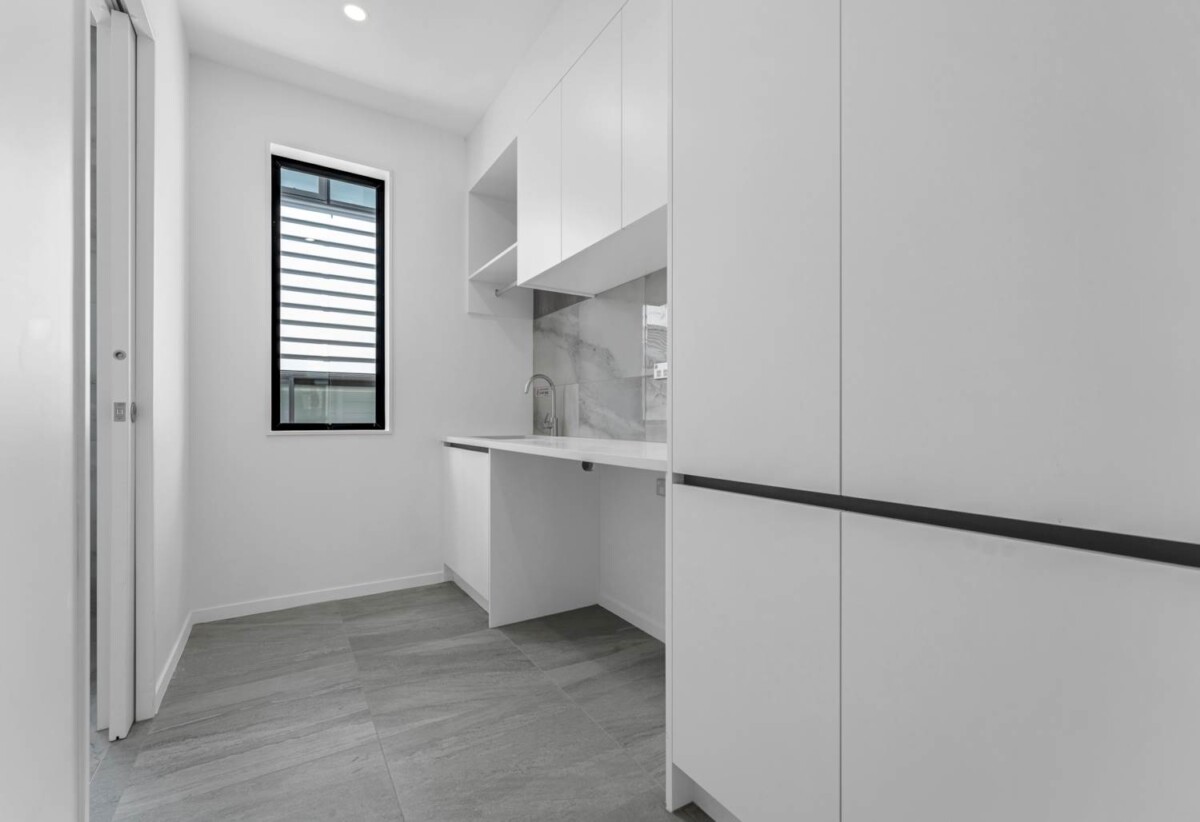 Urgent Sale, Must sell, Please ignore the CV of $1,700,000, 16 Glann Lane, Flat Bush, Auckland