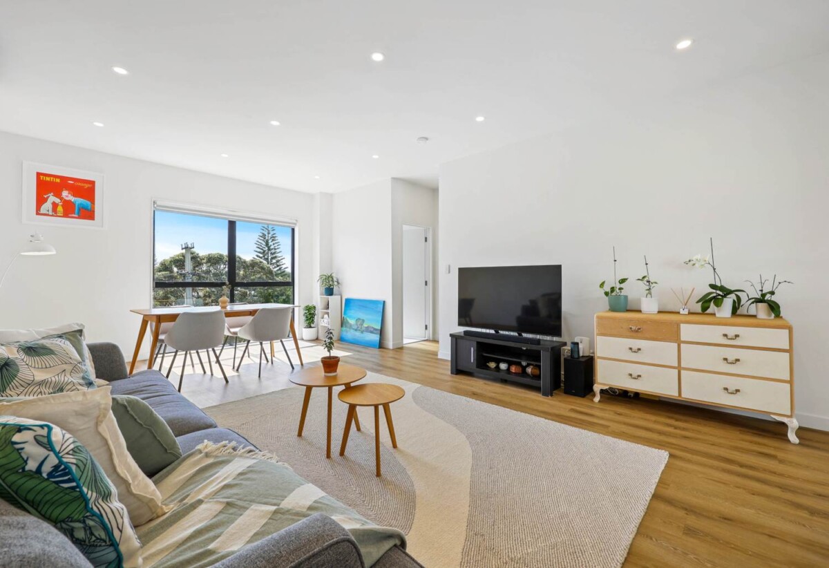 17E Hogans Road, Glenfield, Auckland
