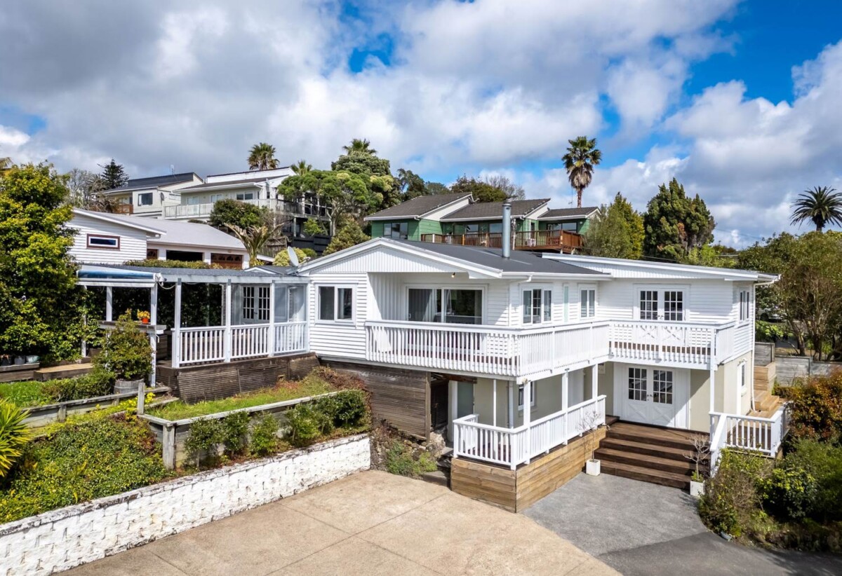 Home Plus Basement Flat & 885sqm Land, 12 Glencoe Road, Browns Bay, Auckland