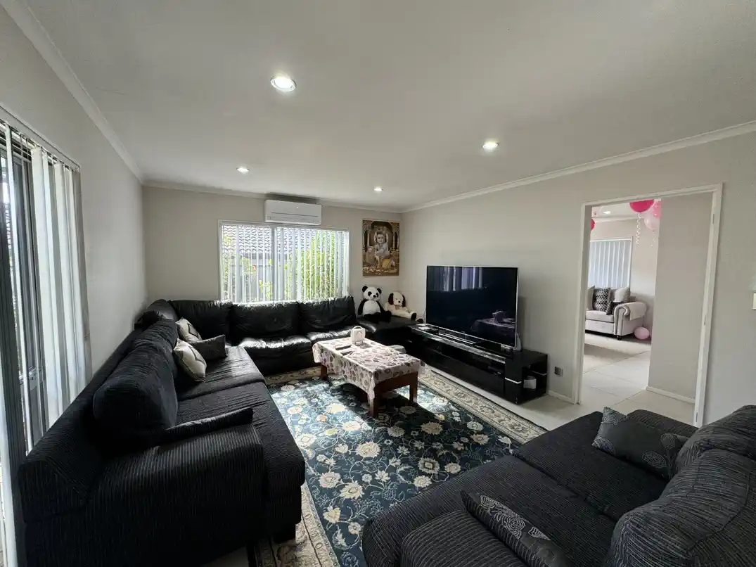 For rent, 4 bedrooms 2 bathrooms house, 262 Murphys Road, Flat Bush, Auckland, Available Mid October
