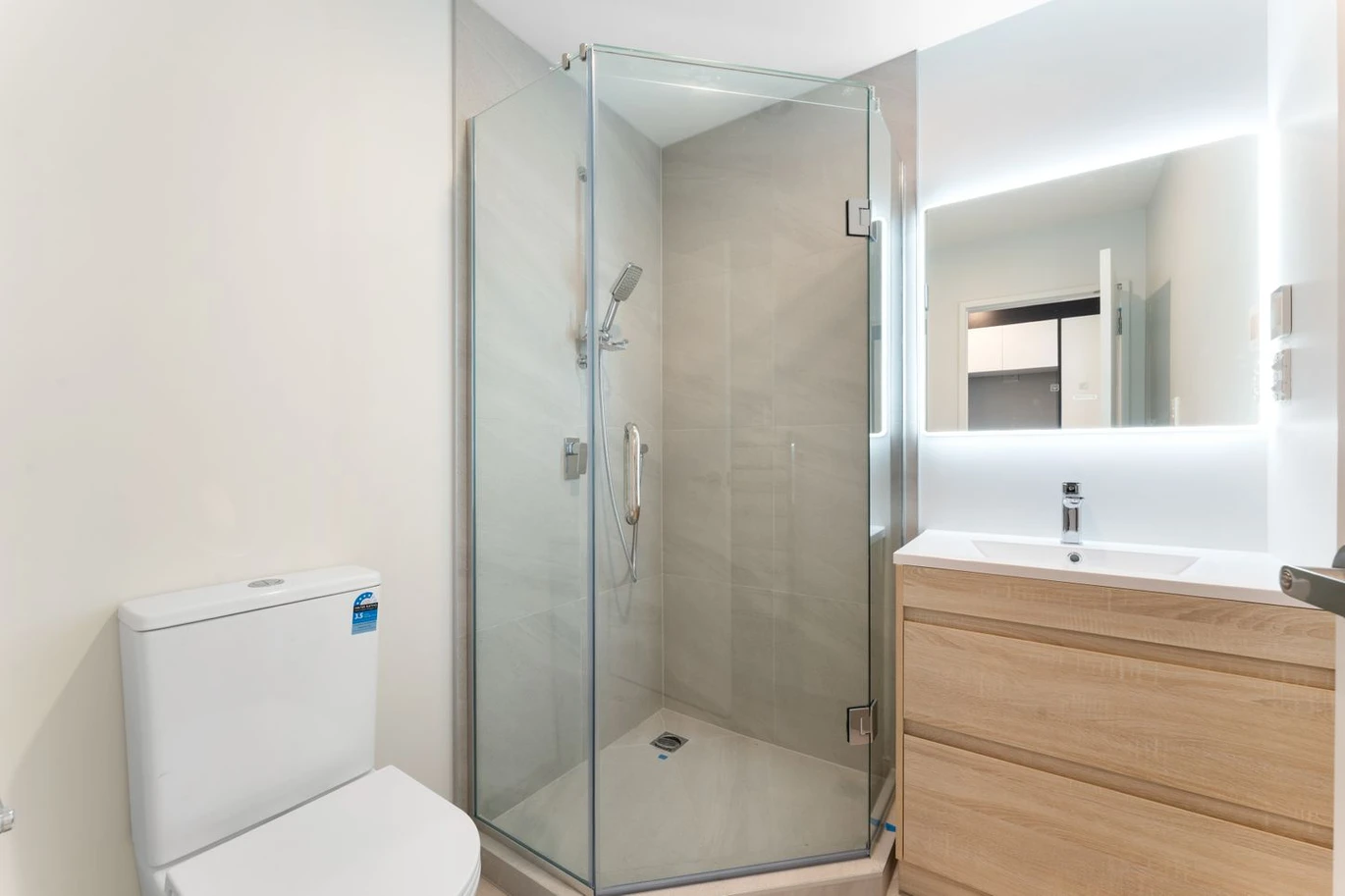 Brand New 3 beds 2 baths home with garage and backyard, Just steps from the train station and bus stops, Close to malls, schools and amenties, 3/11 Seymour Road, Sunnyvale, Auckland