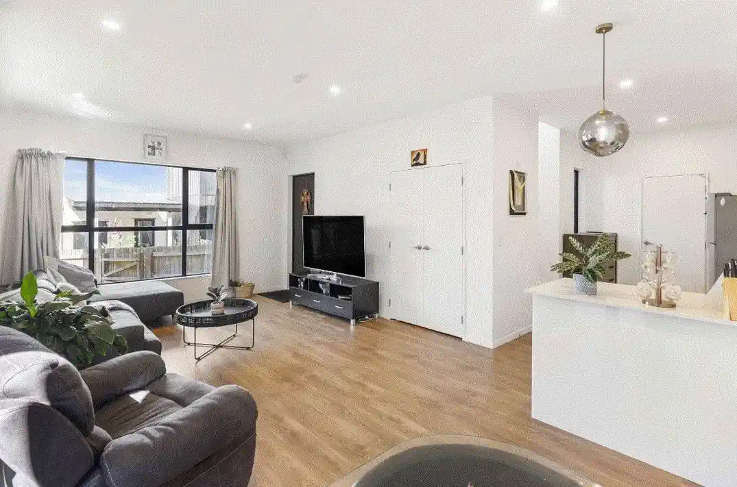 3 beds 2.5 baths home with backyard, close to Albany Mall, motorway access, schools, 0.4 km to Oteha Valley School, 0.7 km to Northcross Intermediate, 3 km to Long Bay College, 16/26 Springvale Drive, Fairview Heights, Auckland
