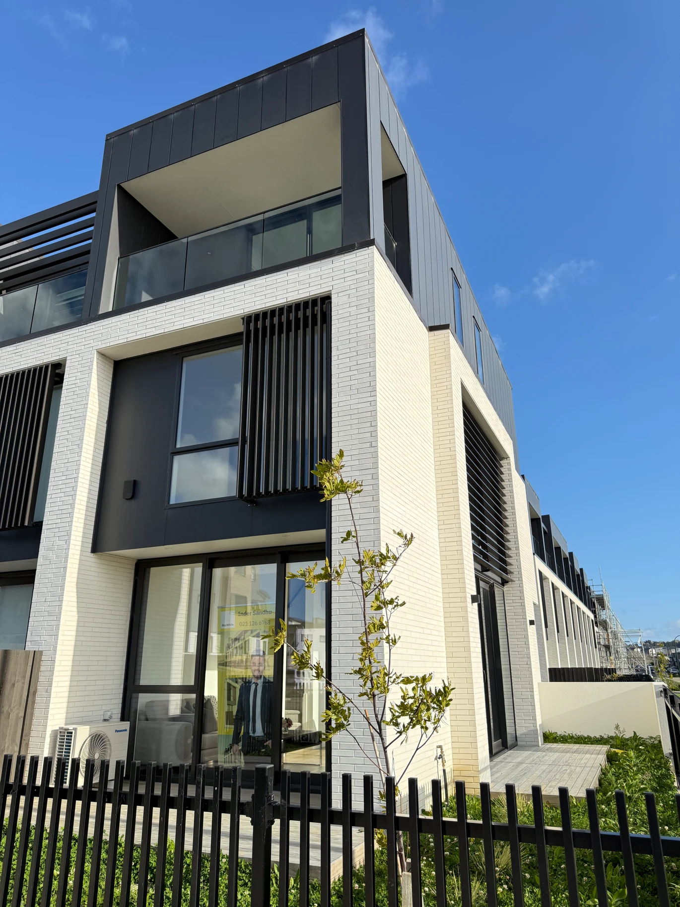 Corner-Side Living, 3 Plus 1 Bed With Views. Must Go, 1/239 Flat Bush School Road, Flat Bush, Auckland