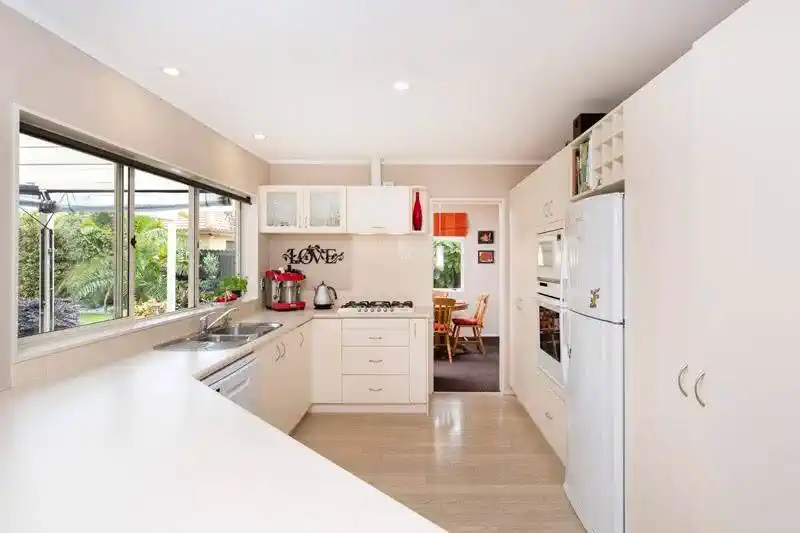 For rent, 4 beds 2 baths house, available 15th November, 14 Aspatria Place, Northpark, Auckland
