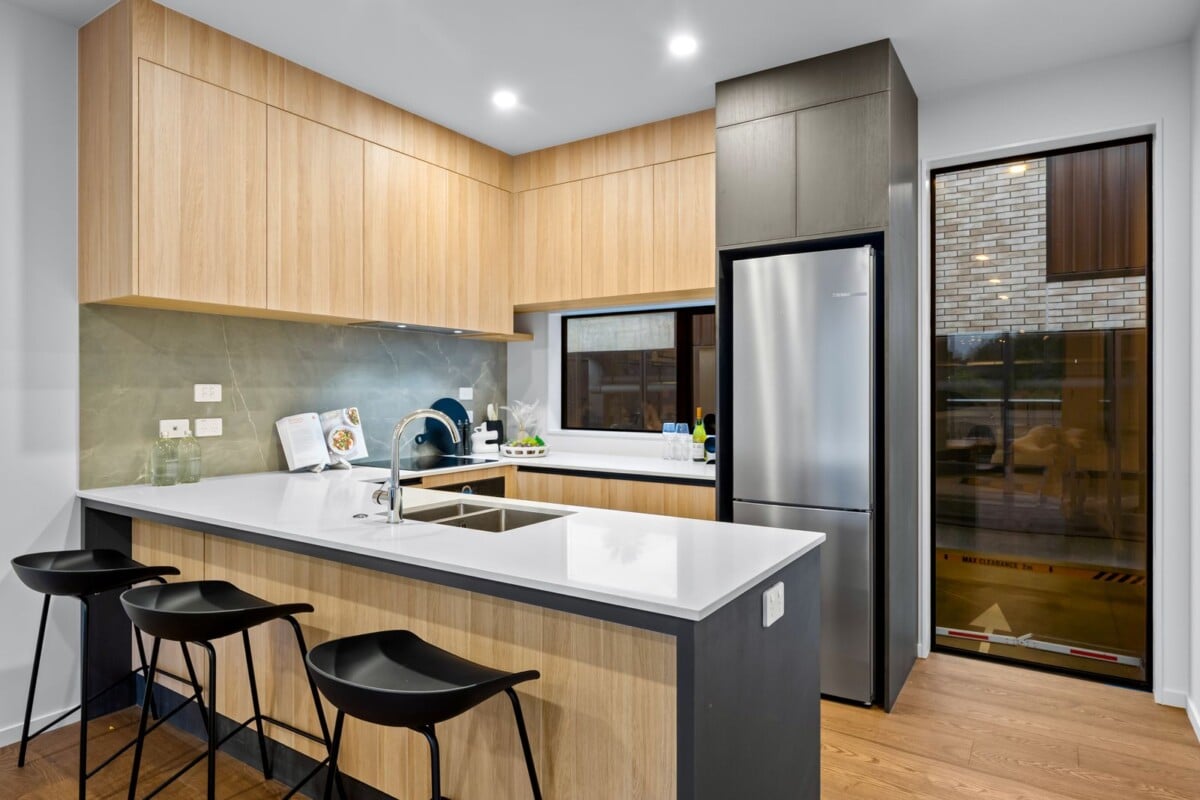 Massive Price Reduction, 3 beds + study 2.5 baths home with garage, zoned for Selwyn College, Baradene College, Remuera Intermediate, Meadowbank School, 4/10 Meadowbank Road, Meadowbank, Auckland