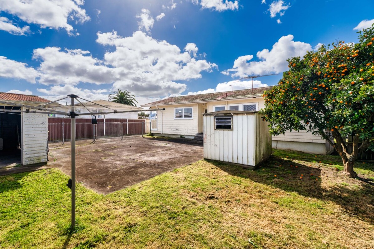 Asking below CV, standalone 3-bedrooms house on a half share of 819m² (flat land), 1/49 President Ave, Papakura, Auckland
