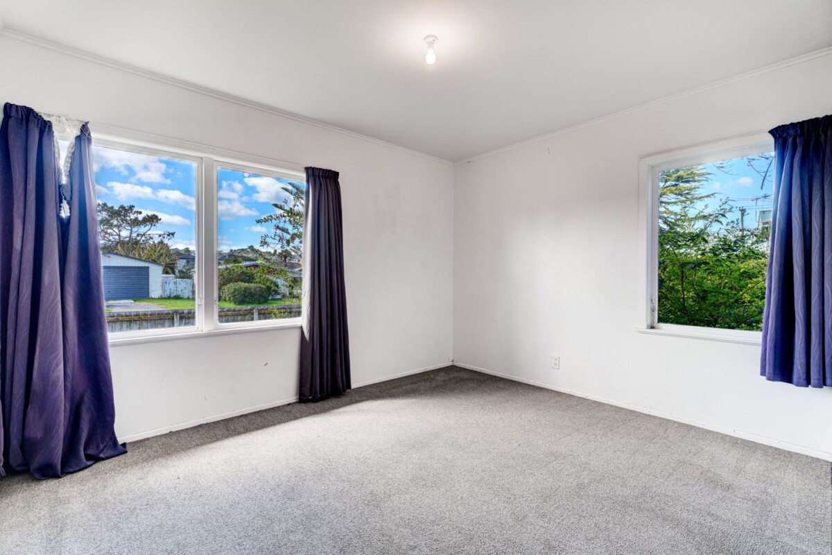 Asking below CV, standalone 3-bedrooms house on a half share of 819m² (flat land), 1/49 President Ave, Papakura, Auckland