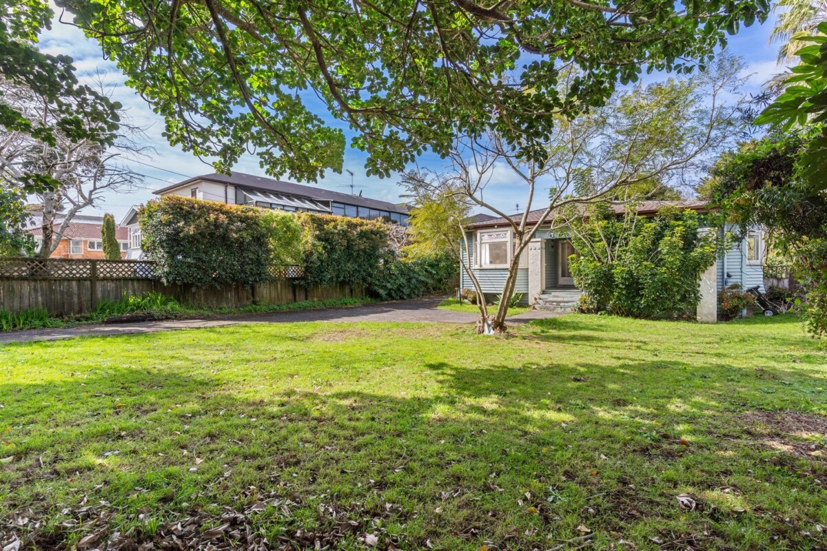 Must sell, DGZ school zone, 3 bedrooms house on 1053m2 land, Minutes from Newmarket, Mt Eden, Dominion Road, and motorways, 150 The Drive, Epsom, Auckland