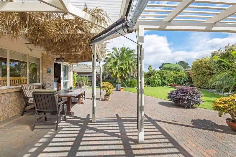 For rent, 4 beds 2 baths house, available 15th November, 14 Aspatria Place, Northpark, Auckland