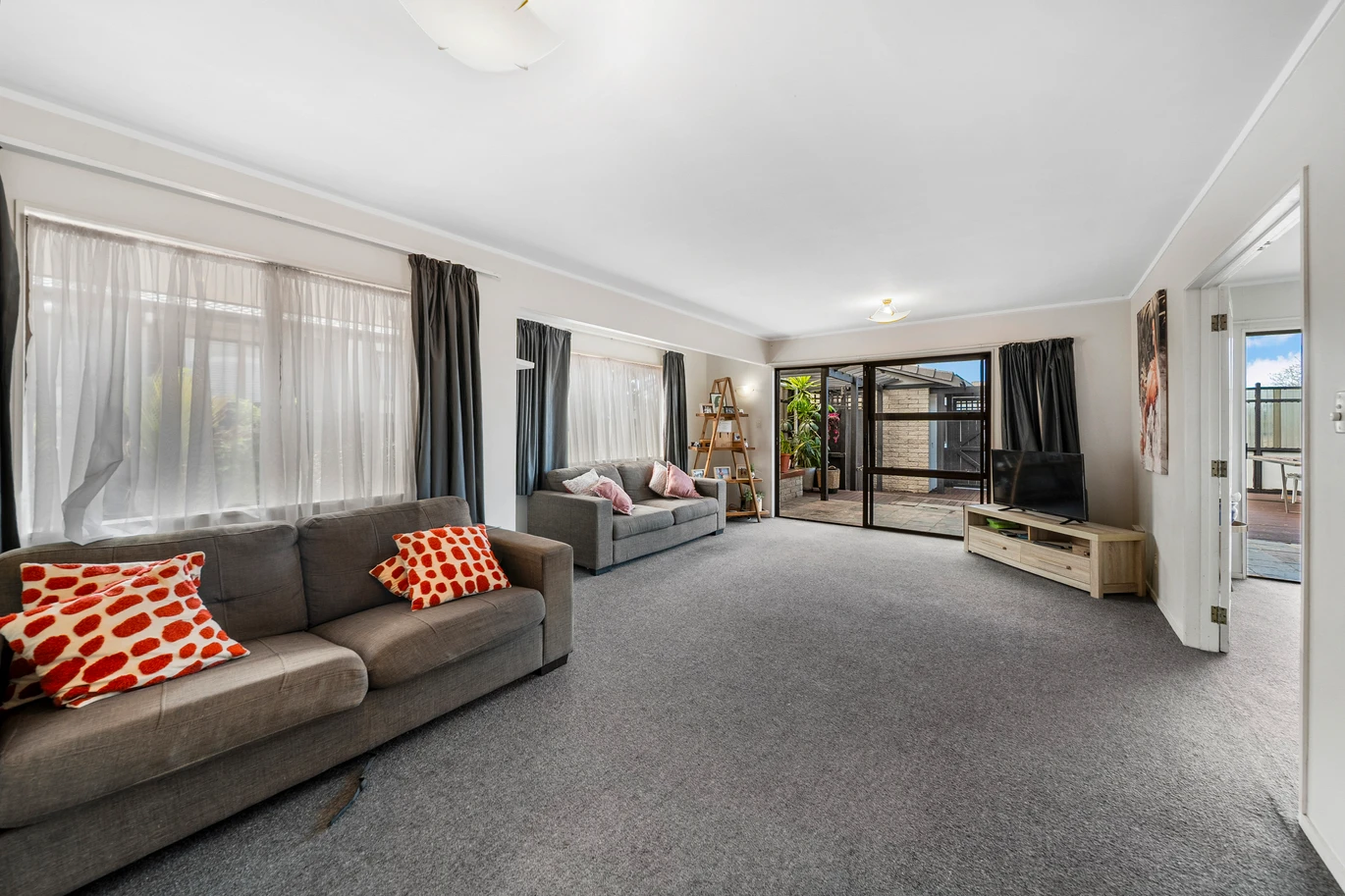 Aucyion $1 RESERVE, 4 bedrooms house on 716m2 land, 21 Rushgreen Avenue Pahurehure, Auckland