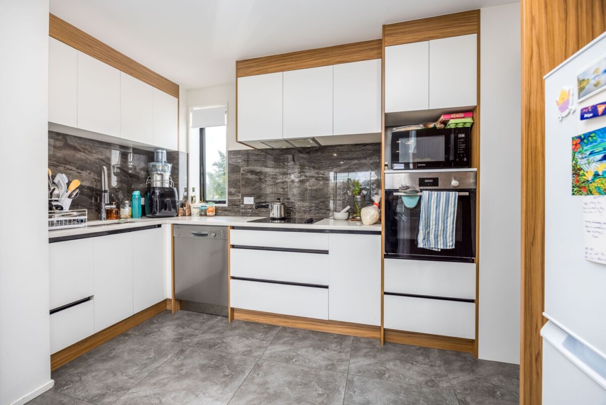 Urgent sale, Mt Albert Grammar school zone, 59m2 freehold 2 beds 2 baths apartment, 1km approx. to Kingsland Train Station, 700m approx. to St Lukes Westfield, 201/2A Truro Road, Sandringham, Auckland