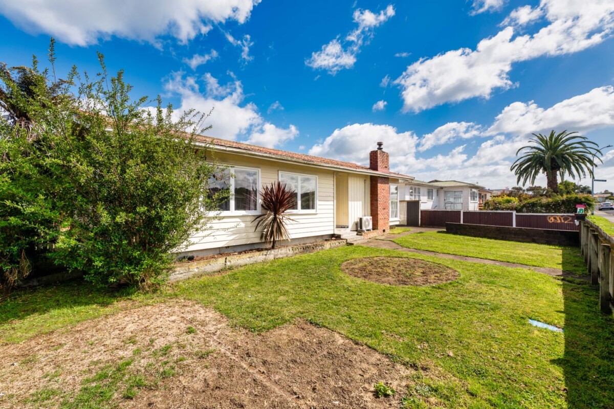Asking below CV, standalone 3-bedrooms house on a half share of 819m² (flat land), 1/49 President Ave, Papakura, Auckland