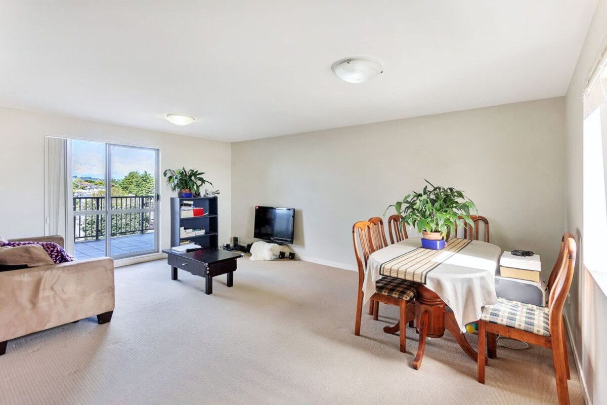 Must sell, The owner has relocated out of Auckland, 3 beds apartment, walks to St Lukes Shopping Centre, 4D/20 Morning Star Place, Mount Albert, Auckland