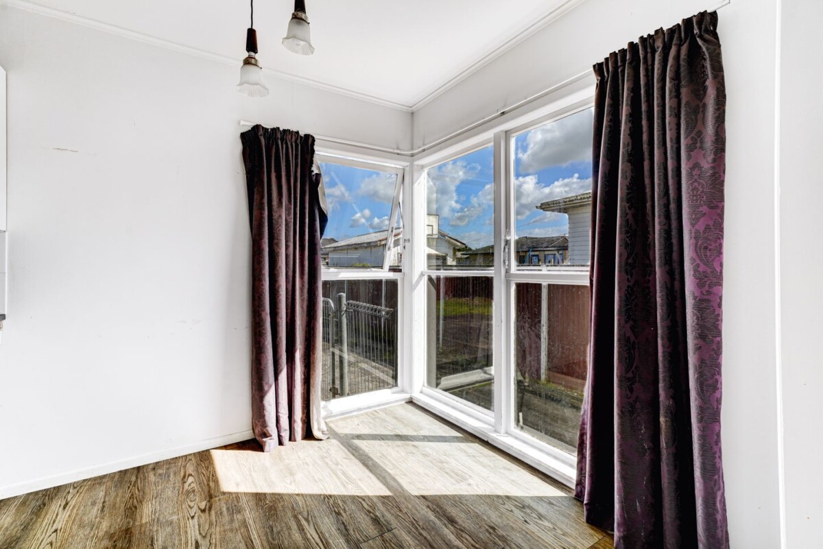 Asking below CV, standalone 3-bedrooms house on a half share of 819m² (flat land), 1/49 President Ave, Papakura, Auckland