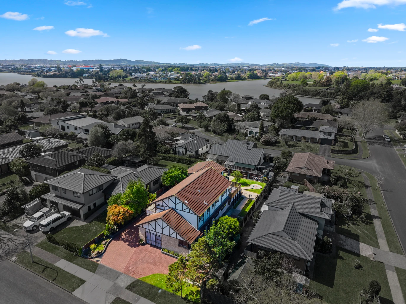 Aucyion $1 RESERVE, 4 bedrooms house on 716m2 land, 21 Rushgreen Avenue Pahurehure, Auckland