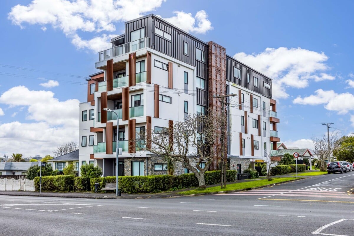 Urgent sale, Mt Albert Grammar school zone, 59m2 freehold 2 beds 2 baths apartment, 1km approx. to Kingsland Train Station, 700m approx. to St Lukes Westfield, 201/2A Truro Road, Sandringham, Auckland