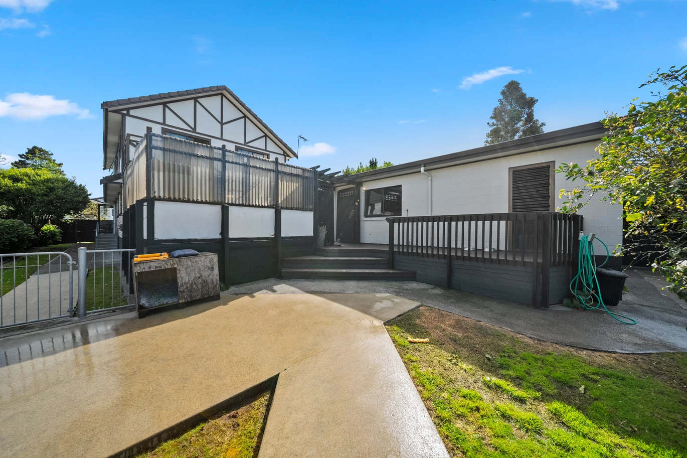 Aucyion $1 RESERVE, 4 bedrooms house on 716m2 land, 21 Rushgreen Avenue Pahurehure, Auckland