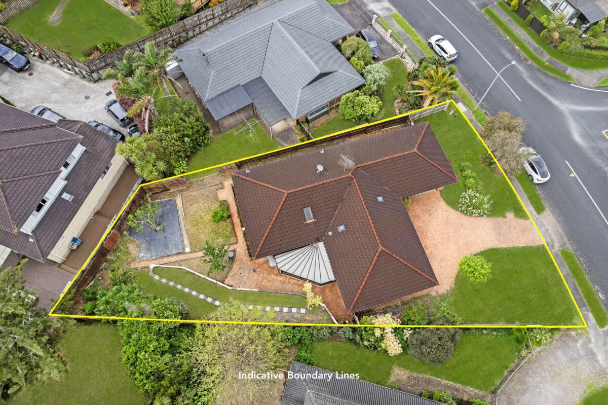 Family circumstances need Must sell, 4 beds house on 837m2 land, zone for Botany Downs School, 25 Lexington Drive, Botany Downs, Auckland