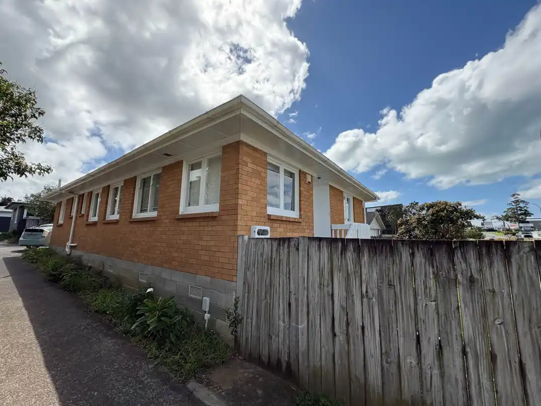 For rent, 3 bedrooms 1 bathroom house, Walk to New World & Top Schools, 1/165 Wellington Street, Howick, Auckland, available 21st Novembe