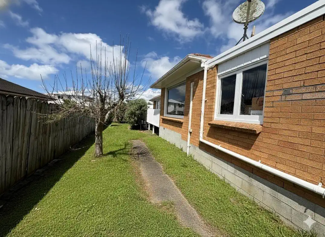 For rent, 3 bedrooms 1 bathroom house, Walk to New World & Top Schools, 1/165 Wellington Street, Howick, Auckland, available 21st Novembe