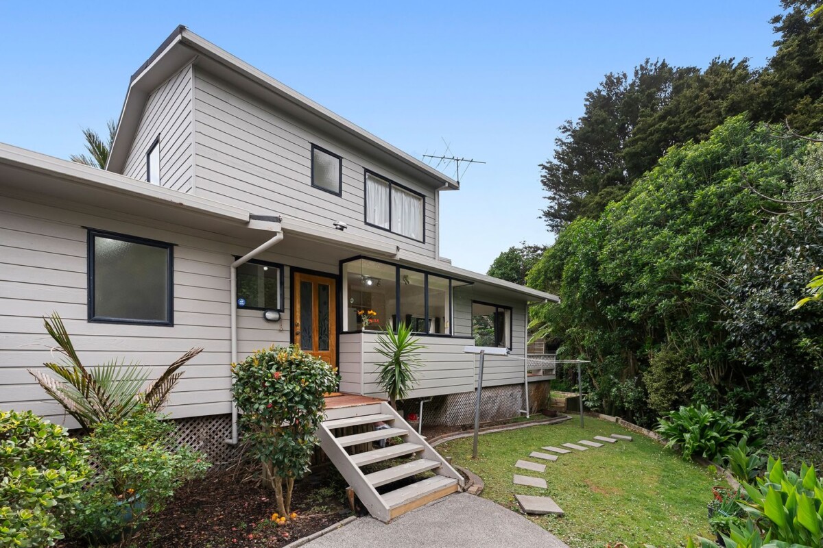 MUST SELL, 3 bedrooms home, offers the perfect balance of tranquility and convenience, 99A Redoubt Road, Goodwood Heights, Auckland