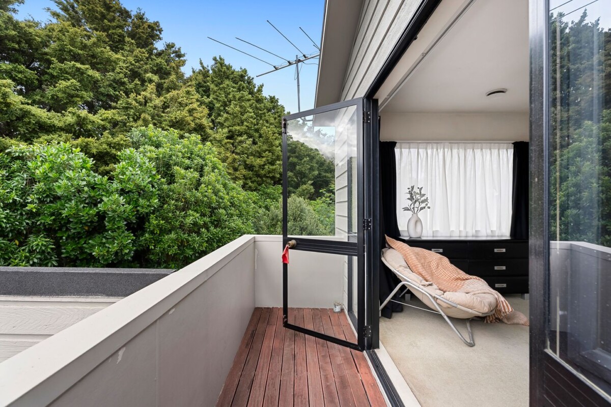 MUST SELL, 3 bedrooms home, offers the perfect balance of tranquility and convenience, 99A Redoubt Road, Goodwood Heights, Auckland