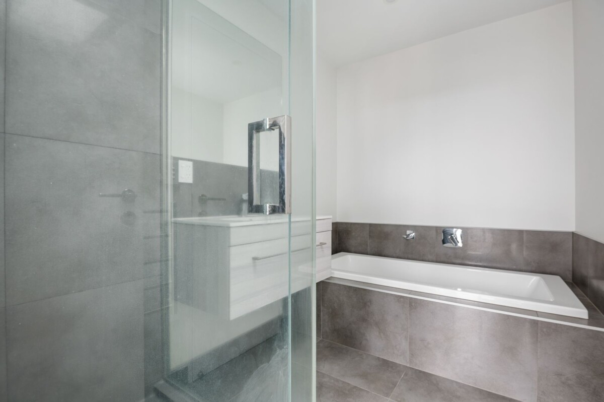 Must be sold, 153m2 4 beds 2 baths home with garage, zone for Hobsonville School and Hobsonville Point Secondary, as well as St Paul’s, close to shops, supermarket, motorway access, 41 Settlers Avenue, Hobsonville, Auckland