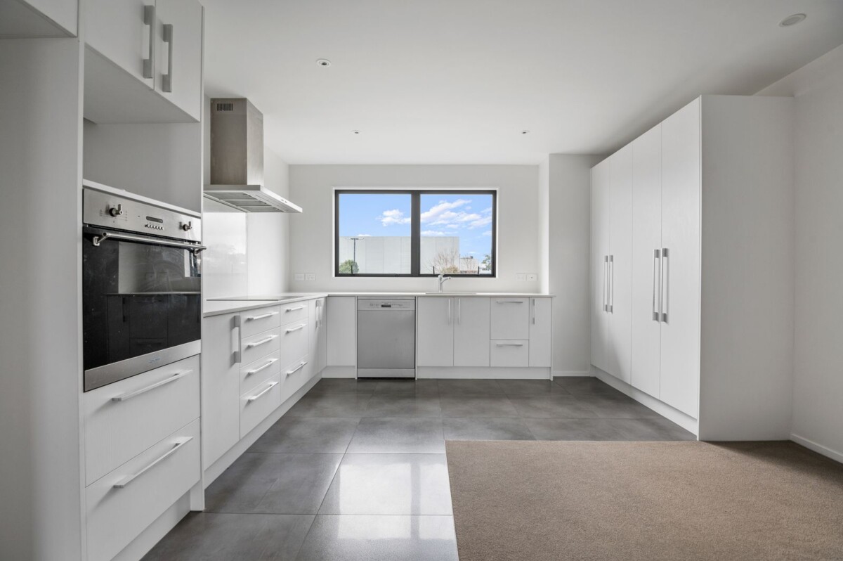 Must be sold, 153m2 4 beds 2 baths home with garage, zone for Hobsonville School and Hobsonville Point Secondary, as well as St Paul’s, close to shops, supermarket, motorway access, 41 Settlers Avenue, Hobsonville, Auckland