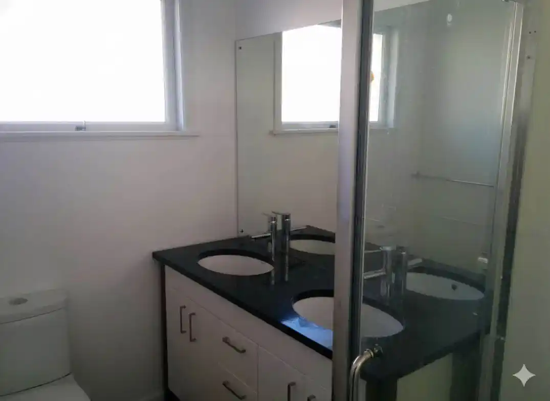 For rent, 3 bedrooms 1 bathroom house, Walk to New World & Top Schools, 1/165 Wellington Street, Howick, Auckland, available 21st Novembe