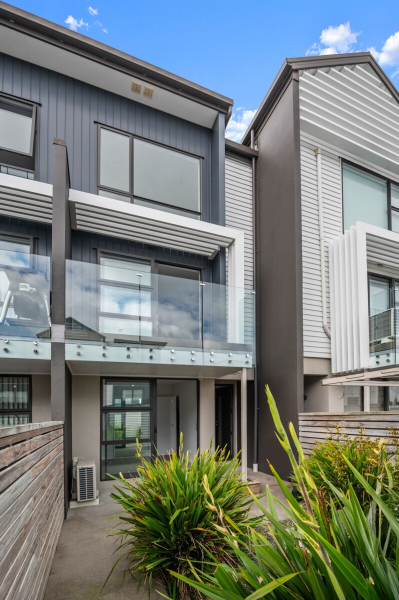 Must be sold, 153m2 4 beds 2 baths home with garage, zone for Hobsonville School and Hobsonville Point Secondary, as well as St Paul’s, close to shops, supermarket, motorway access, 41 Settlers Avenue, Hobsonville, Auckland