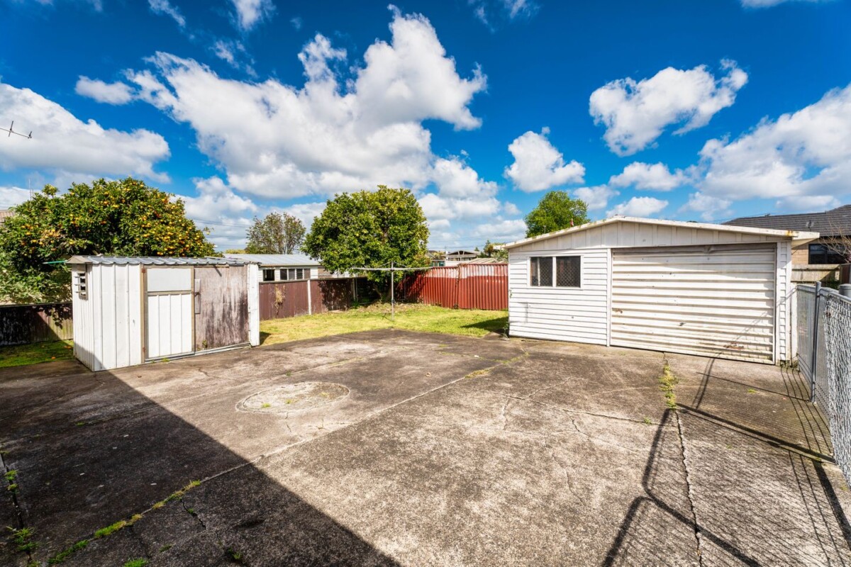 Asking below CV, standalone 3-bedrooms house on a half share of 819m² (flat land), 1/49 President Ave, Papakura, Auckland