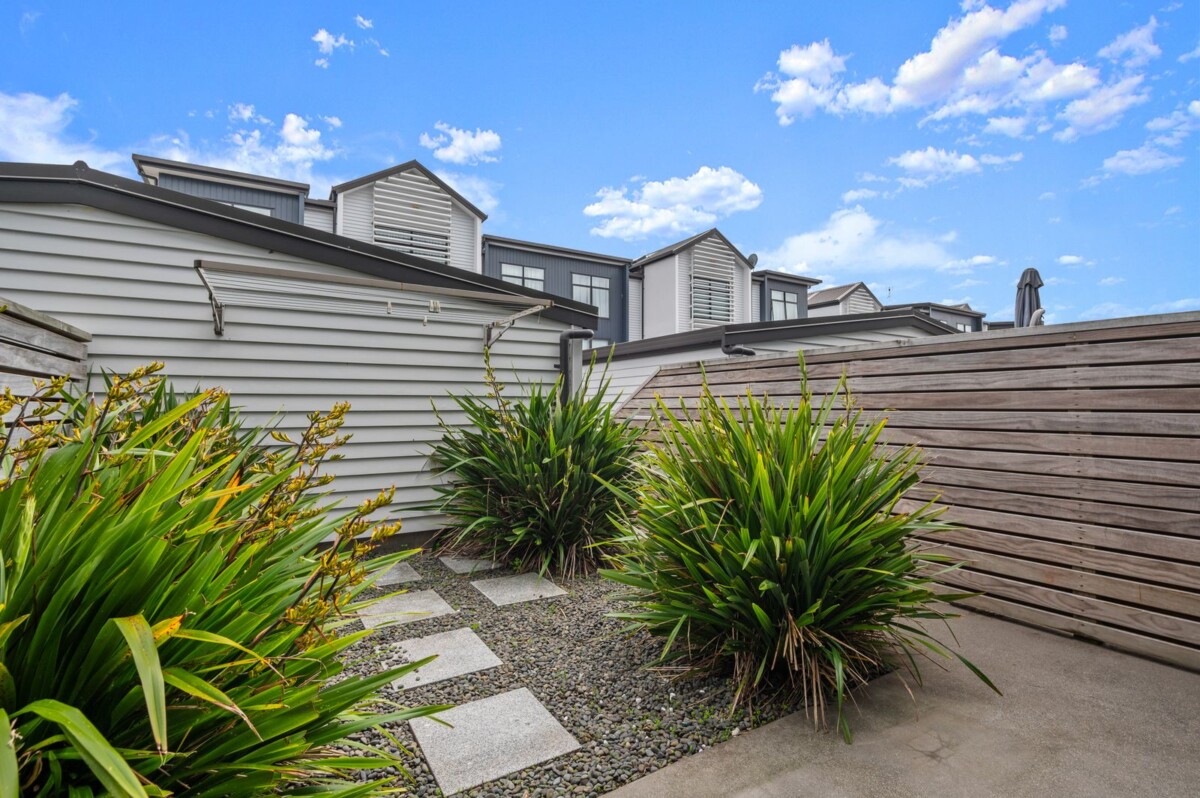 Must be sold, 153m2 4 beds 2 baths home with garage, zone for Hobsonville School and Hobsonville Point Secondary, as well as St Paul’s, close to shops, supermarket, motorway access, 41 Settlers Avenue, Hobsonville, Auckland